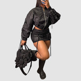 Set aus schwerer Trägerjacke und Minirock